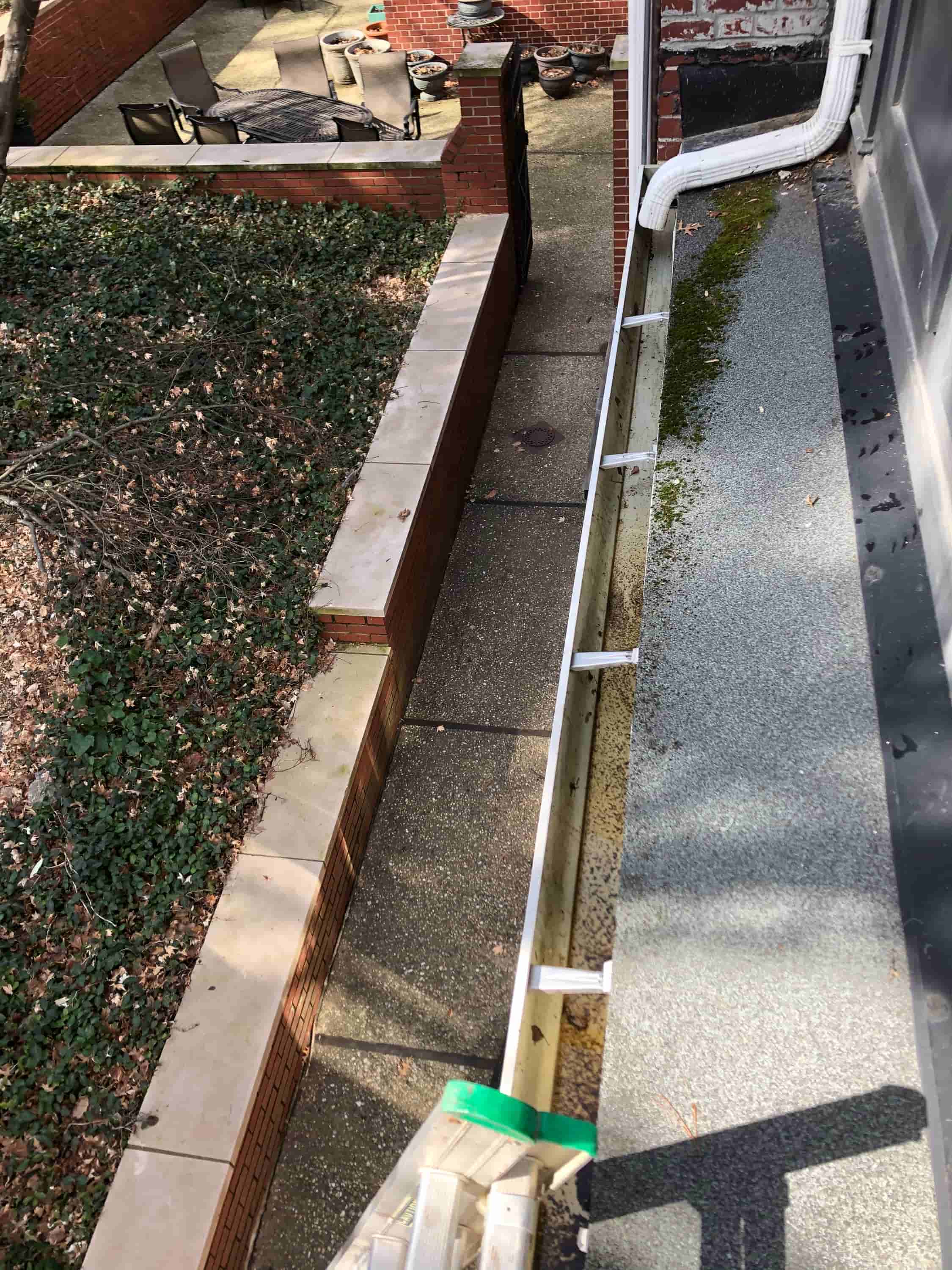 how much to clean eavestroughs
