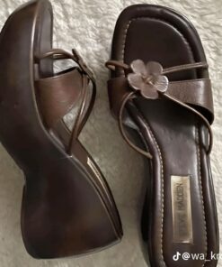 90s Summer Shoes, Vintage Sandals Aesthetic, Cute Platform Shoes Brown, Brown Vintage Sandals, 90s Brown Shoes, Brown Sandals Aesthetic