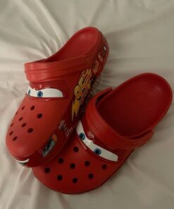 Crocs X Cars, Cross Rayo Mcqueen, Crocs Cartoon, Crocs Mcqueen, Shoes Aesthetic Crocs, How To Style Lightning Mcqueen Crocs, Crocs Ideas
