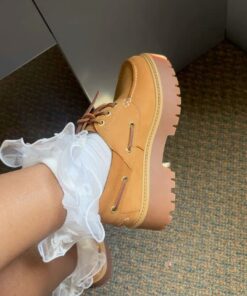 Timberland Heels Outfit, Timberland Loafers Woman Outfit, Timberland Boat Shoes Outfit Women, K Swiss Shoes Woman Outfit, Timbs Outfits, Cute Casual Shoes