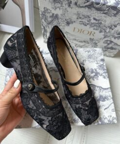 Luxury Vintage Lace-up Leather Shoes, Luxury Vintage Lace-up Oxfords, Vintage Luxury Lace-up Leather Shoes, Lace Shoes, Gucci Luxury Slip-on Dress Shoes