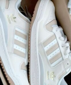 Casual Sneaker Outfit Ideas, Gold Logo Adidas Sneakers, How To Style White Sneakers, Neutral Tone Adidas Shoes, White Adidas Sneakers In Box