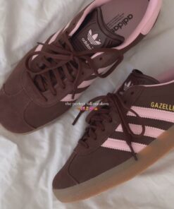 Brown And Pink Sneakers, Dressy Sneakers For Women, Sneakers Colorful, Brown And Pink Sambas, Brown And Pink Adidas Outfit, Brown Shoes
