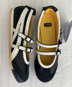 Tiger Flats, Cool Girl Shoe, Cute Shoes Back To School, Vintage Shoe Aesthetic, Toe Ballet Flats, Shoe Game For Women, Cute Flats Shoes For Women