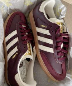 Sneakers Adidas Samba, Maroon Addidas, Vintage Samba, Shoes Maroon, Adidas Maroon, Shoes Fall 2024, Maroon Red, Shoes Samba, Samba Og Maroon Outfit
