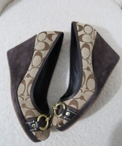Coach Shoes 2000s, Cool Shoes To Buy, Pretty Summer Shoes, Dream Shoes Aesthetic, Shoes Aesthetic Vintage, 2000 Shoes Fashion