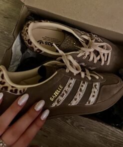 Aesthetic Shoes Outfit, Shoes Inspo Girls, Must Have Sneakers For Women, Adidas Samba Leo, Gazelle Leopard