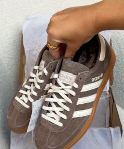 Adidas Samba Marron, Trending Adidas Shoes, Adidas Inspo, Gazelle Shoes, Adidas Gazelles, Samba Gazelle, Spezial Brown Outfit Girl