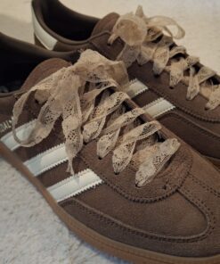 Unqiue Shoes, Aesthetic Shoes Outfit, Brown Shoes Cute, Adidas Spezial Lace, Sambas Lace, Womens Shoes Aesthetic, Shoes With Laces, Shoe Fits