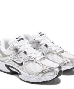 Nike Women's V5 Rnr Sneakers (White/Black/Grey Silver)