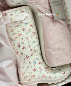 Pretty Rain Boots, Cottage Boots, Aesthetic Rain Boots, Cute Wellington Boots, Pink Rain Boots Aesthetic, Cute Fairycore Shoes, Love Shack Fancy Hunter Boots