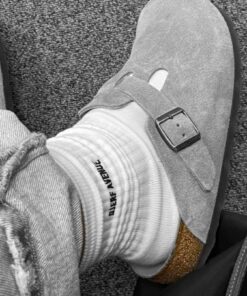 Grey Clogs, Grey Birkenstock Clogs, Mode Style Anglais, Cute Casual Shoes, Futuristic Shoes, Trendy Shoes Sneakers