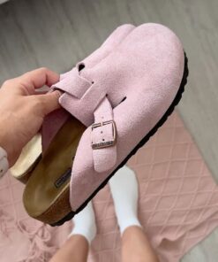 Birk Boston, Birkenstocks Colors, Pink Clogs Birkenstock, Aesthetic Shoe, Birkenstock Boston Colors, Wishlist Shoes, Pink Clogs, Birks Clogs