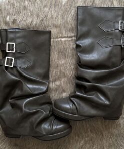 2014 Shoes, Black Boot Heals, Black Boots 2000s, 2000s Style Boots, Downtown Shoes, Flip Over Boots, Boots Y2k, 90s Grunge Boots