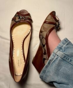 Best Stylish Shoes, Wedge Slipper, Coach Wedges Shoes, Coach Kitten Heels Vintage, Wedge Sandals Heels, Heels That Cover Toes