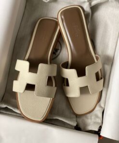Designer Sandals Hermes, Dior Sandals Aesthetic, Money Sandals, Old Money Sandals Woman, Christian Dior Chanclas