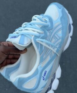 Paire De Sneakers, Basket Streetwear, Asics Gel Nyc Blue, Light Blue Asics Outfit, Blue Asics Outfit, Baby Blue Sneakers, White Aqua Asics Outfit