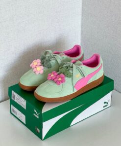 Diy Sneakers, Dr Shoes, Trendy Shoes Sneakers, Pretty Sneakers, Pretty Shoes Sneakers, Funky Shoes, Girly Shoes, Swag Shoes, Diy Shoes