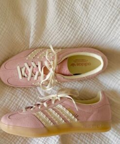 Adidas Shoes Cute, Cute Sambas, Adidas Sneakers Aesthetic, Adidas Gazelles, Adidas Pink Shoes, Pink Gazelles, Adidas Gazelle Pink
