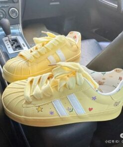 Basket Style, Pretty Sneakers, Pretty Shoes Sneakers, Funky Shoes, Cute Nike Shoes, Cute Sneakers, Cute Nikes, Girly Shoes, Yellow Shoes