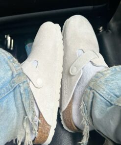 Everyday Summer Shoes, Cute Birkenstock Clogs, White Clogs Outfit, Fluffy Birkenstock Clogs, Birckentosck Clogs, White Hey Dudes Outfit