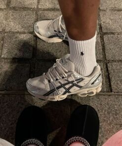Asics Gel On Feet, Style Asics Shoes Men, Asics Drip, Streetwear Shoes Men, Casual Runners, New Balance Asics, Asics Nyc, Asics Gel Nimbus 9 Outfit