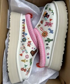 Uggs Shoes, Tasman Uggs Colors, Clog Patches Ideas, Patches On Uggs, Pink And Yellow Tasman Uggs, Ugg Tasman Graffiti, Clogs With Patches