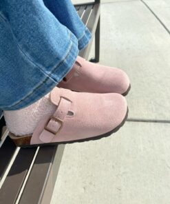 Clogs Pink, Clogs For Girls, Birk Clog, Boston Birkenstock Women, Aesthetic Clogs, Birkenstock Clogs Pink, Birks Clogs, Birkenstock Clogs Girl