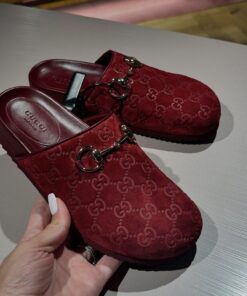 Luxury Clogs, Gucci Clogs Outfit Black Women, Gucci Shoes Aesthetic, Red Gucci Shoes, Burgundy Gucci Shoes, Red Luxury Trendy Bag, Luxury Red Footwear