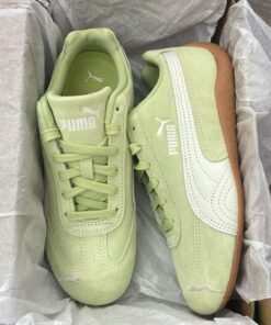 Pretty Sneakers, Tendances Mode Automne, Shoe Wishlist, Adidas Schuhe, Fresh Shoes, Sneakers Femme, Girly Shoes, Shoe Inspo, Swag Shoes
