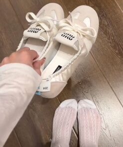 White Shoes For Dress, Wide Foot Shoes, White Sneaker Heels, Miu Miu Shoes Aesthetic, Japan Shoes Aesthetic, Gamer Shoes
