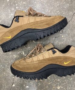 Best Hiking Shoes For Trails, Brown Nike Hiking Shoes, Brown Outdoor Sneakers, Nike Suede Hiking Boots, Stylish Outdoor Footwear Ideas, Lug Shoes