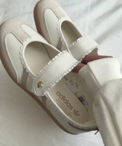 Asics Flats, Tan Tennis Shoes Outfit, Every Day Shoes, Shoes For Women Aesthetic, Cool Girl Shoes, Shoes For Spring, Cute Shoes Aesthetic