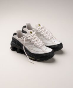Dr Shoes, Kicks Shoes, Pretty Sneakers, Unique Sneakers, Shoes Outfit Fashion, Nike Schuhe, Hype Shoes, Swag Shoes, Mode Inspo