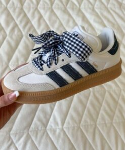 Shoes Inspo Trendy, Trendy Lace-up Adidas Sneakers, Shoes Trending, Shoes Pictures, Cool Girl Sneakers, Cute Shoe, Bow Sambas