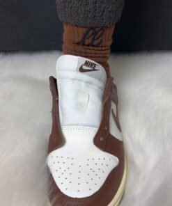 White And Brown Sneakers, Nike Dunk Low Hombre, Brown Dunk Outfits, Brown Nike Shoes Outfit, Nike Dunk Style, Brown And White Sneakers Outfit