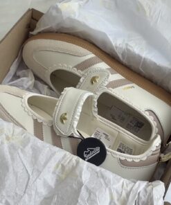 Frilly Socks, Sneaker Games, Velcro Straps, Adidas Samba, Mary Jane Shoes, Street Style Women, Sneaker Head, Ballet Shoes, Girls Shoes