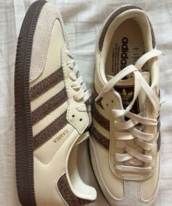 Sambas Adidas, Fashion Sneakers, Samba Shoes, Pretty Shoes Sneakers, Shoe Wishlist, Shoes Heels Classy, Adidas Schuhe, Shoe Inspo, Colorful Shoes