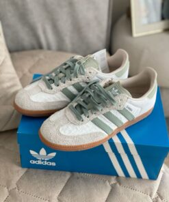 Sage Green Adidas, Cute Adidas Spezials, Light Colored Sambas, Adidas Sage Green Shoes, Basket Adidas Vintage, Basket Forum Low