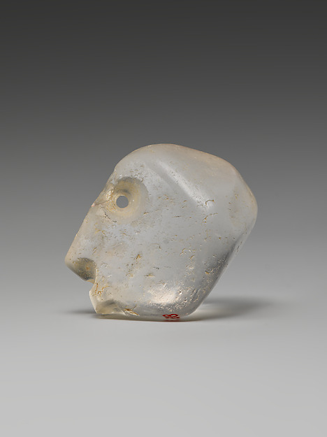 Head amulet (?)