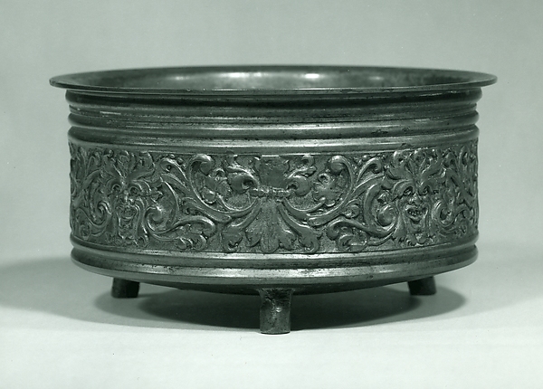 Bowl decorated with frieze of grotesques