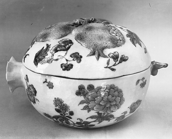 Coverd bowl in the shape of a pomegranate