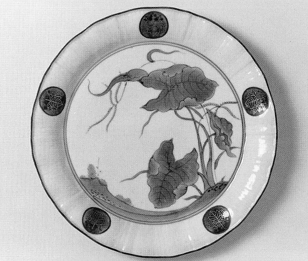 Dish with Arum Leaves and Five Paulownia Crests