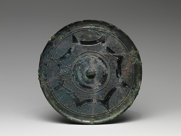Mirror with eight-point design