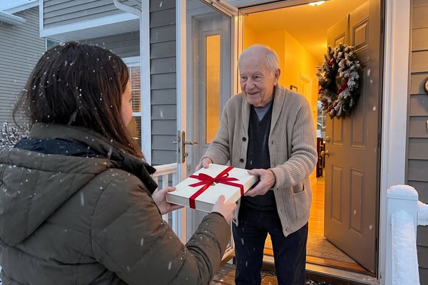 Christmas Gifts for Neighbors (Thoughtful, Not Awkward): 18 Ideas