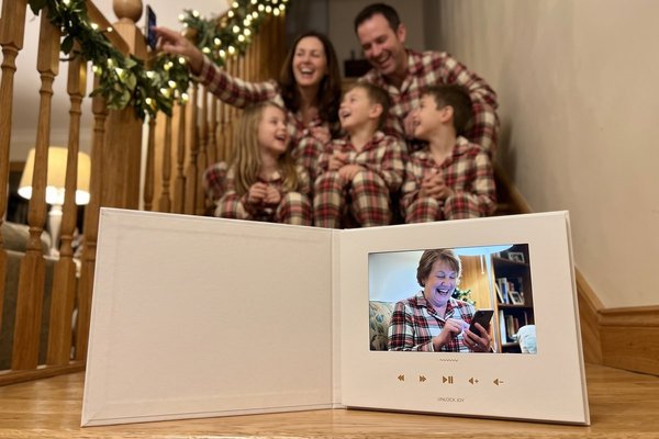 Family Xmas Photo Ideas: 16 Shots to Try (Plus a Video Version)