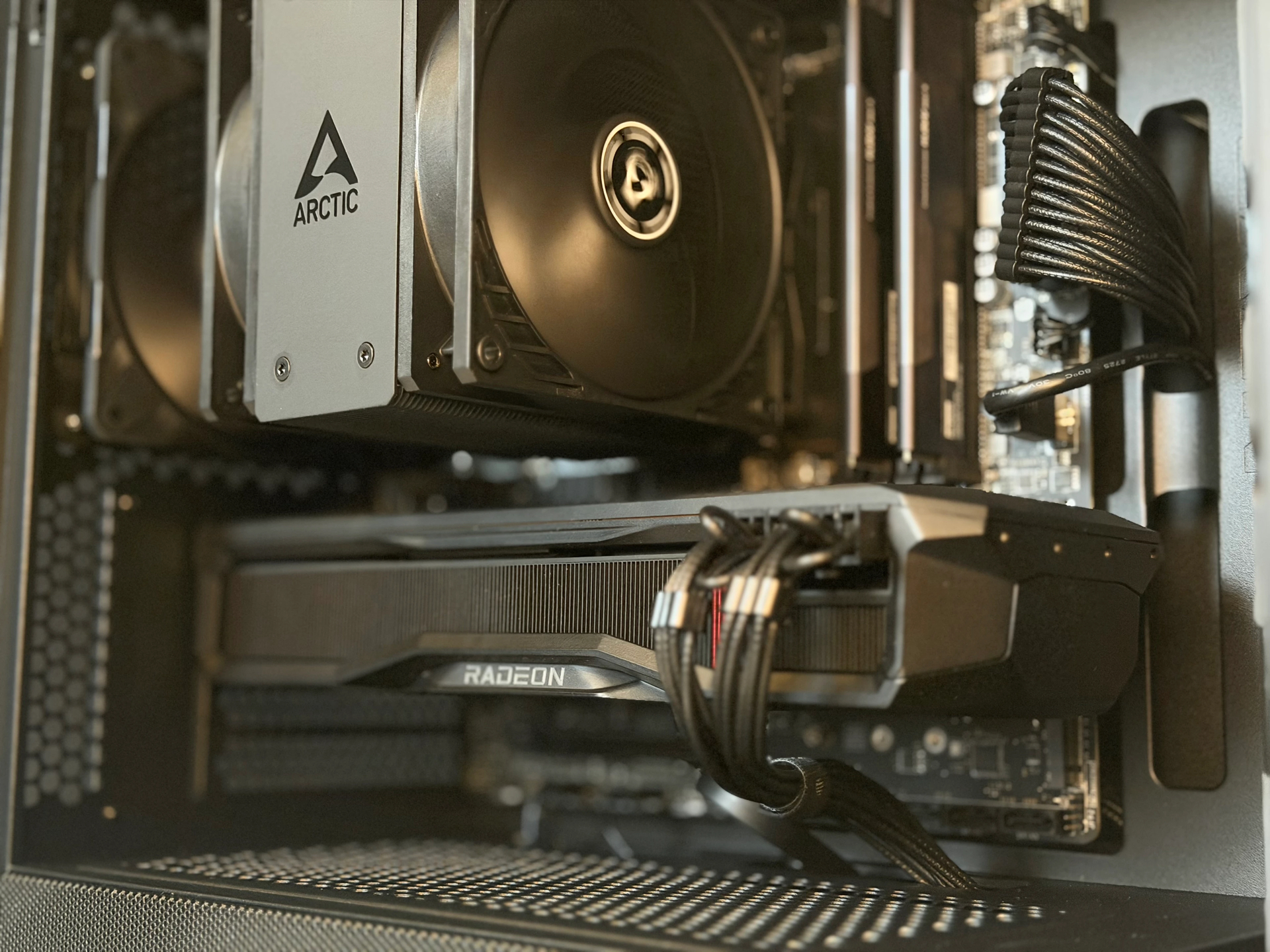 Stealth Core - RX 9060 XT 16GB — image 3