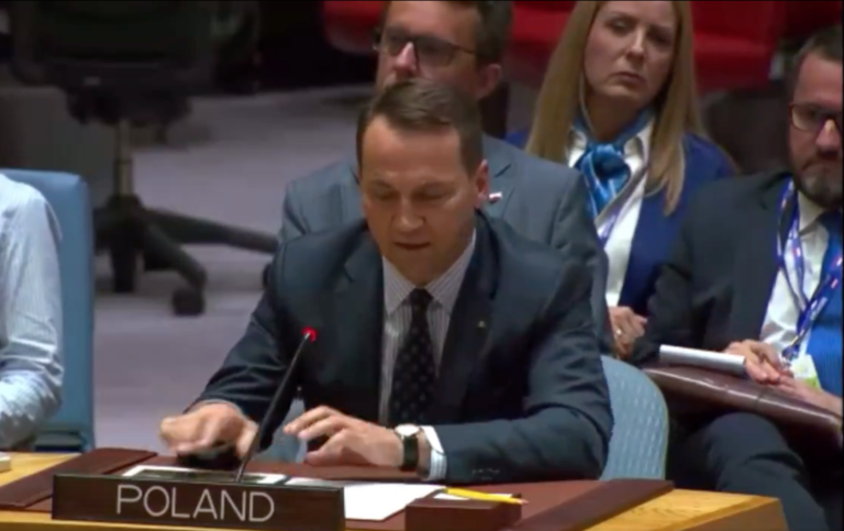 Szef MSZ Radosław Sikorski wzywa do natychmiastowego opuszczenia Iranu.