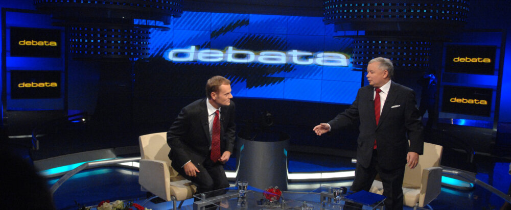 Zdjęcie okładkowe wpisu Andrzej OLECHOWSKI: Dwie dekady PO-PiS. Trójkąt dramatyczny polskiej polityki