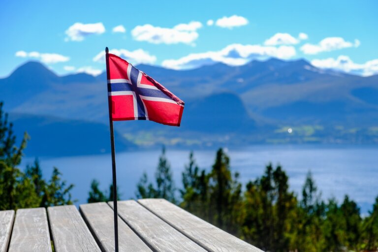Naczelny dowódca norweskiej armii gen. Eirik Kristoffersen i jego brat Frode, również generał - w kwaterze głównej NATO - ostrzegli, że Rosja może zająć część Norwegii, by zabezpieczyć swoje strategiczne zasoby i arsenał nuklearny na Półwyspie Kolskim.